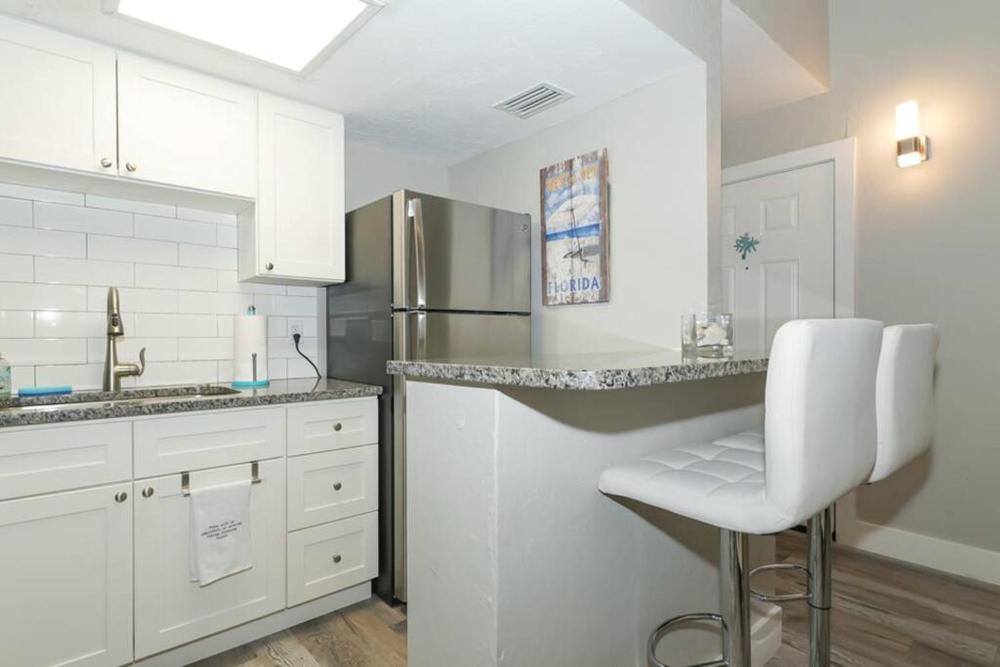 Siesta Key Village-Suite #3: A Block to the Beach!